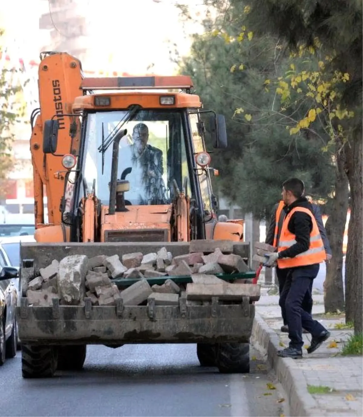 Diyarbakır\'da Göstericiler Kaldırım Taşlarını Söküyor, Karayolları Topluyor