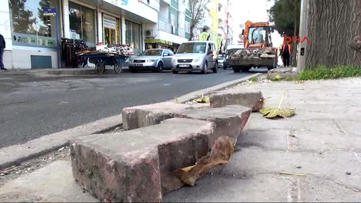 Diyarbakır\'da Göstericilerin Tahrip Ettiği Kaldırım Taşlarını Karayolları Topluyor