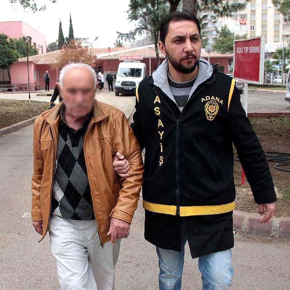 65'lik Dede, Evinde Fuhuş Yaptırırken Suçüstü Yakalandı