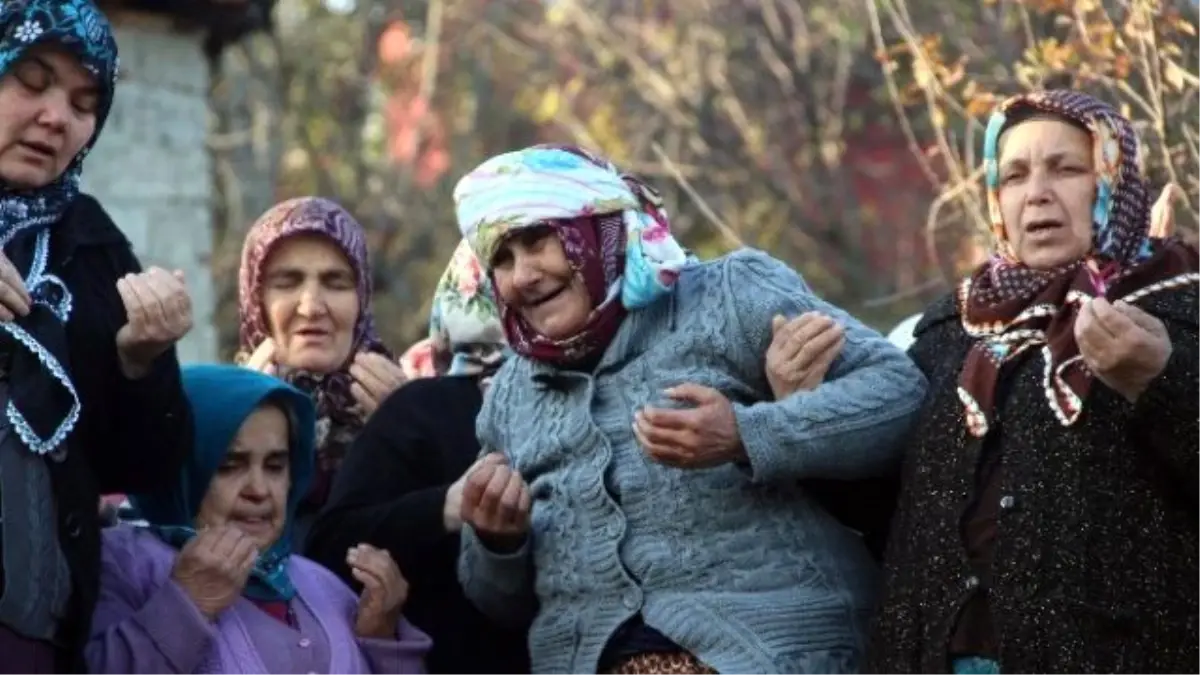 Göçükte Ölen Oğluna Böyle Feryat Etti: "Gençliğini Doyamadan Gittin Yavrum"