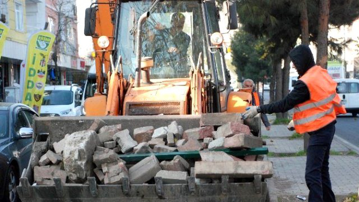 Göstericiler Söktü, Karayolları Ekipleri Topladı