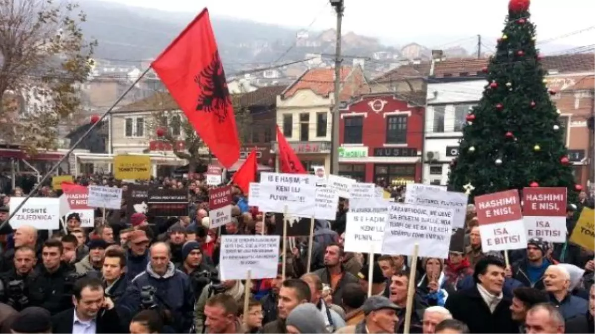 Kosova\'da Hükümet Karşıtı Protestoya Binlerce Kişi Katıldı