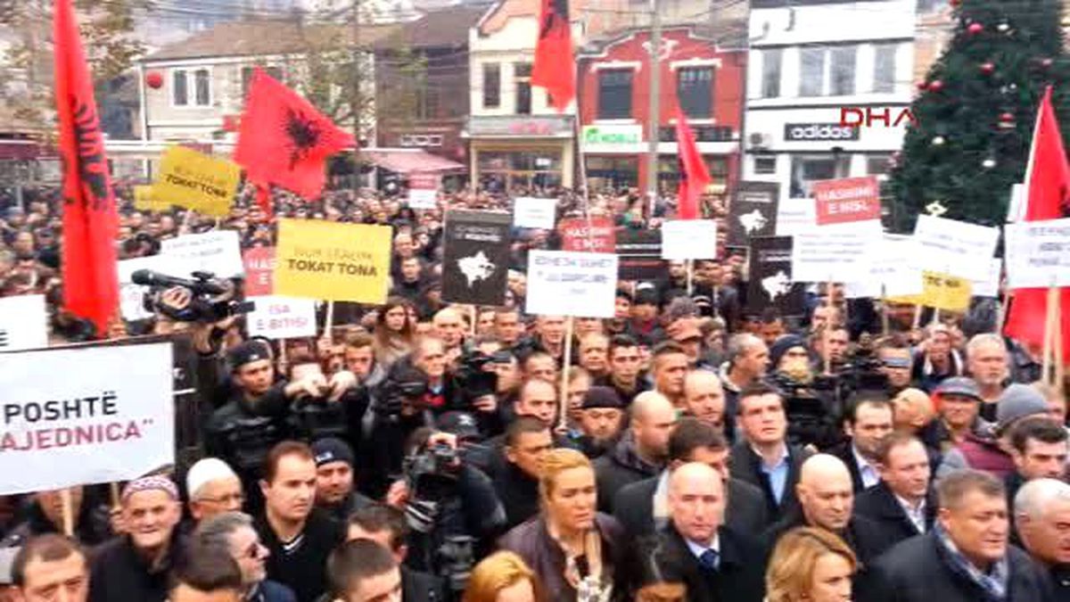 Kosova\'da Hükümet Karşıtı Protestoya Binlerce Kişi Katıldı