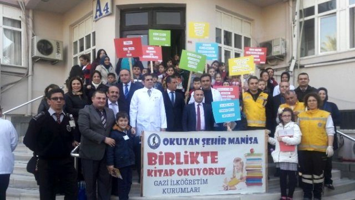 Öğrenciler Kitaplarıyla Hastaneye Koştu