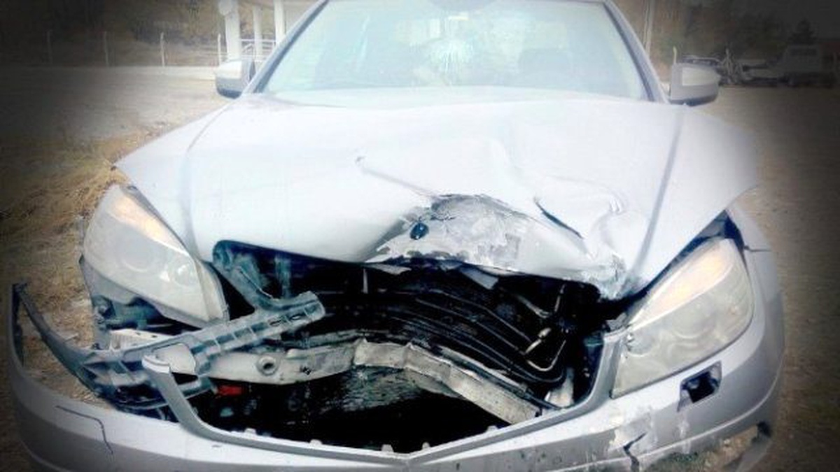 Otomobil Aydınlatma Direğine Çarptı: 2 Yaralı