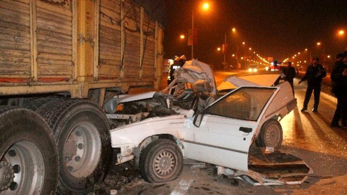 Otomobil Kamyona Arkadan Çarptı: 1 Ölü