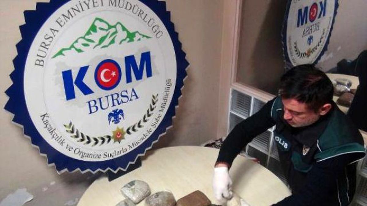 Genç Uyuşturucu Satıcısı, Polise Esrar Satarken Yakalandı