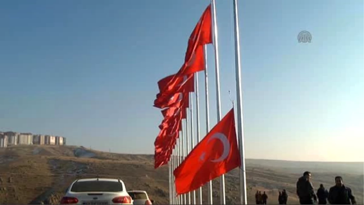 Şehitler Anısına Göndere 14 Türk Bayrağı Çekildi