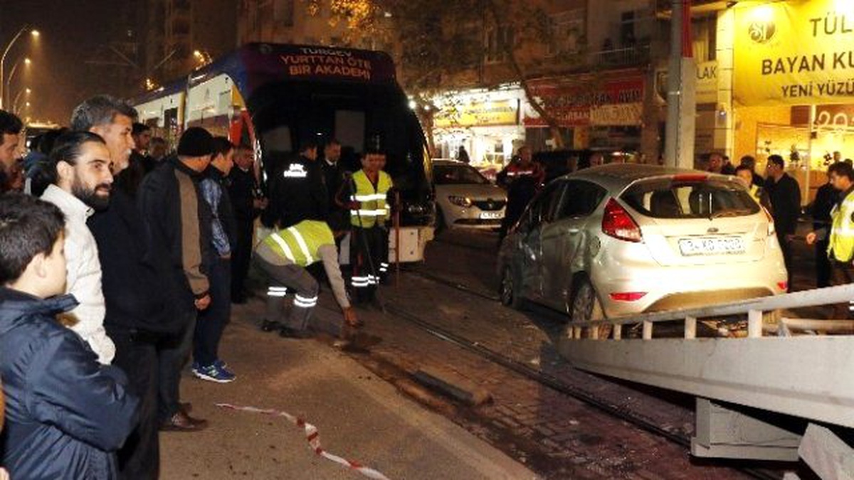 Tramvayla Çarpışan Otomobilin Yaralı Sürücüsü Kaçtı