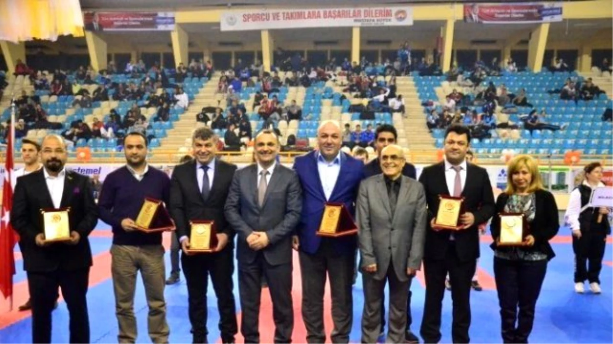 Türkiye Büyükler ve Veteranlar Karate Şampiyonası Adana\'da Sürüyor