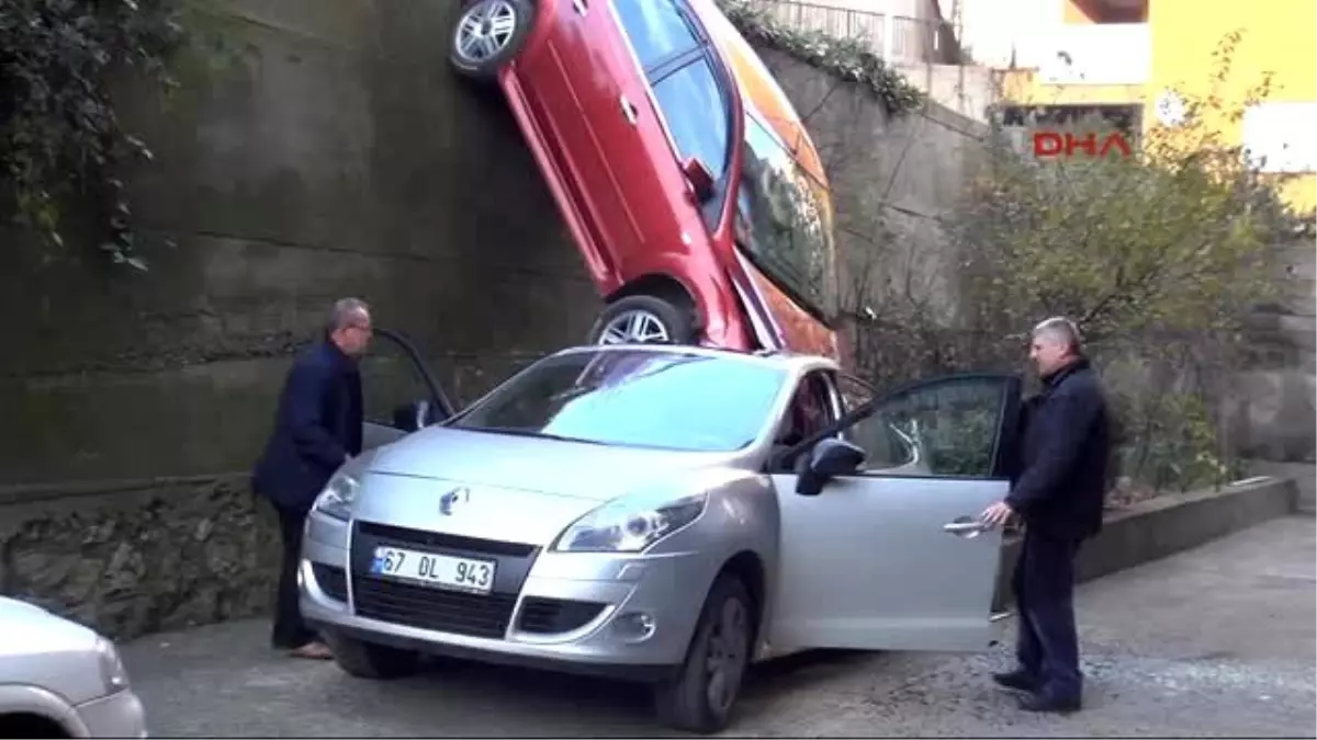 Zonguldak - Otomobil, Park Halindeki Otomobilin Üzerine Düştü