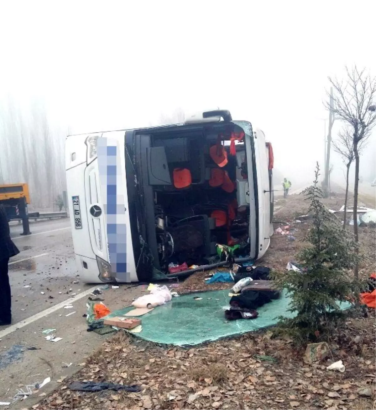 Afyonkarahisar\'da Yolcu Otobüsü Devrildi: 2 Ölü, 23 Yaralı