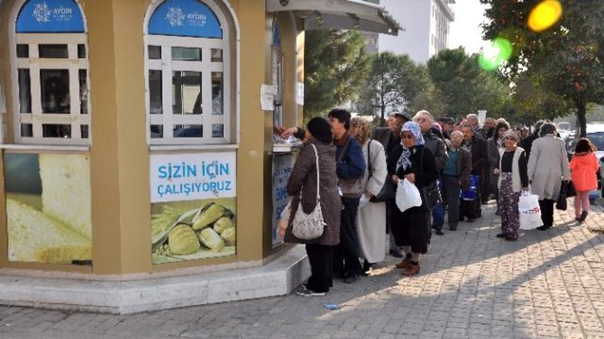 Aydın\'da Ekmek Kuyruğu Manzaraları