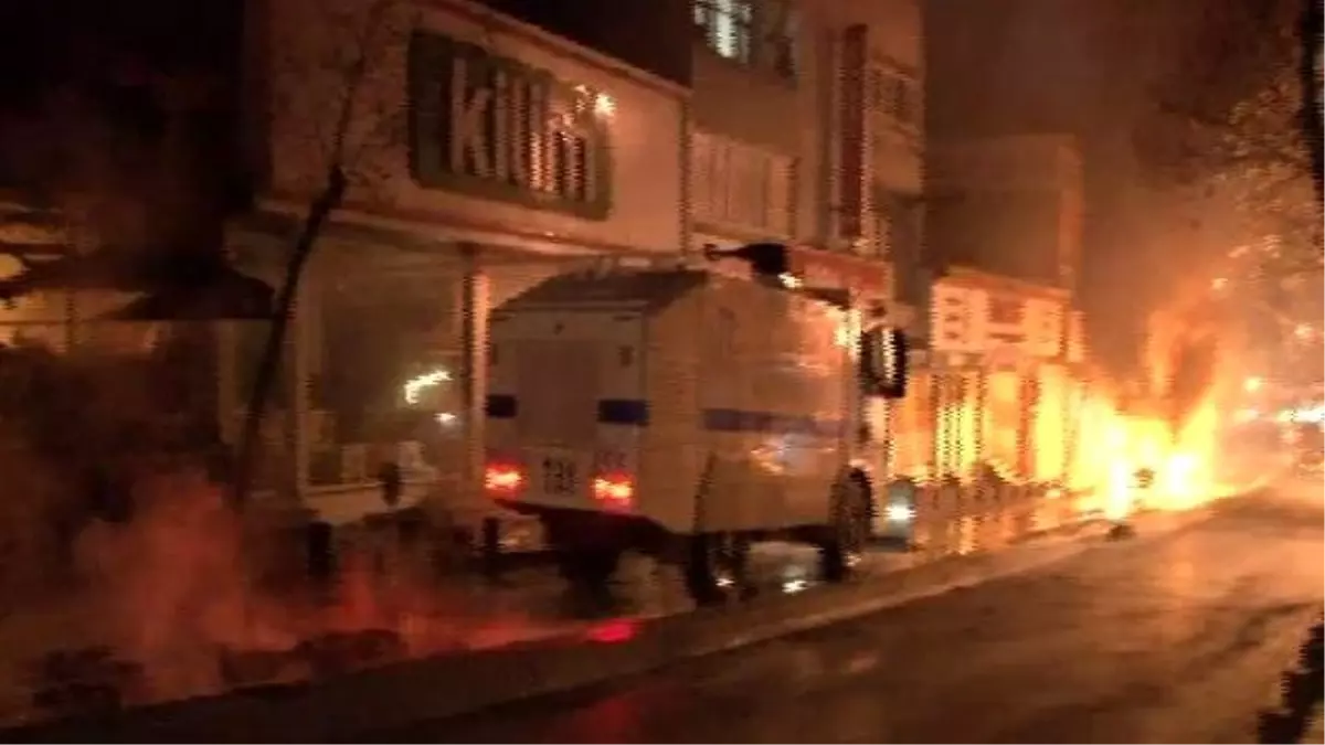 Beyoğlu\'nda 2 Otobüs, 1 Araç ve Marketi Molotof Kokteylleri ile Yaktılar