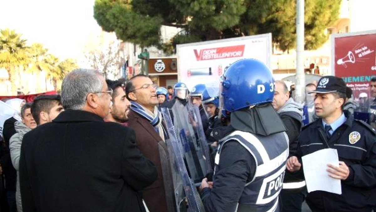 Didim\'de İzinsiz Yürüyüşe Polis Müdahalesi…