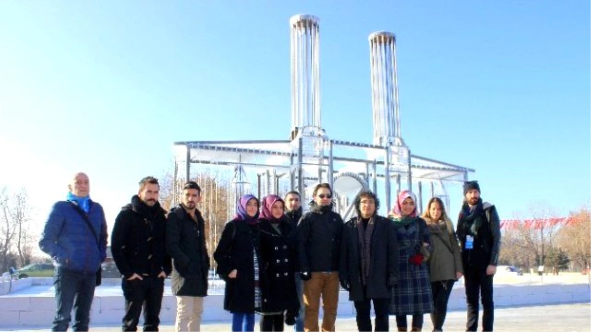 Erzurum\'un Tarihi Çifte Minareli Medresesini Buzla Yaptı