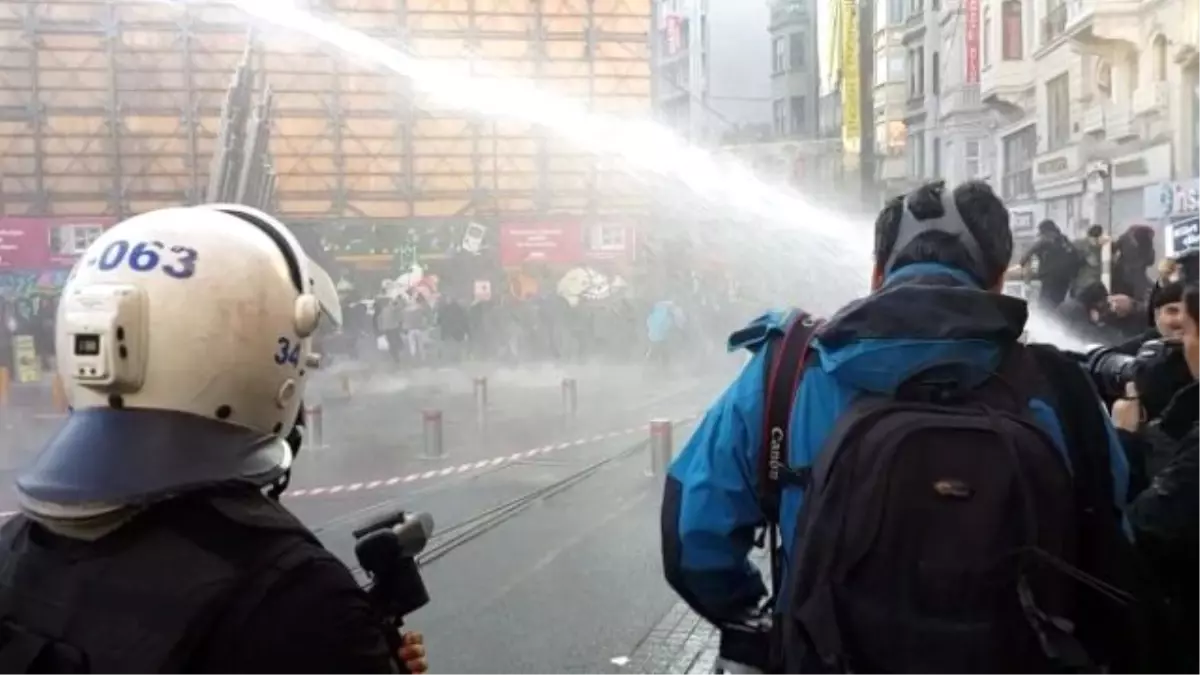 Galatasaray Meydanı\'nda İzinsiz Gösteriye Polis Müdahalesi