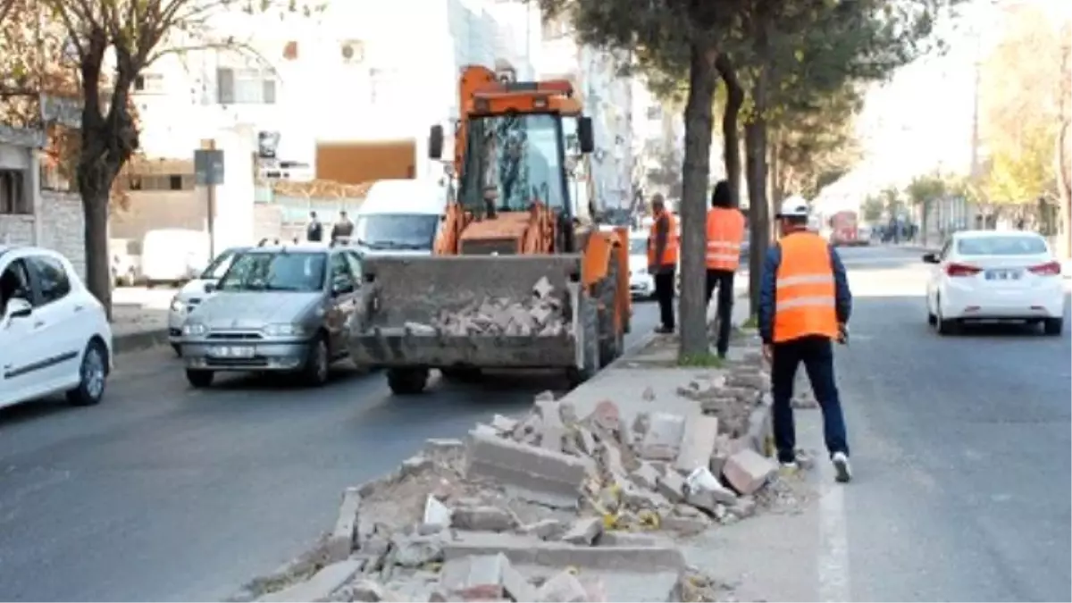 Göstericiler Söktü, Karayolları Ekipleri Topladı