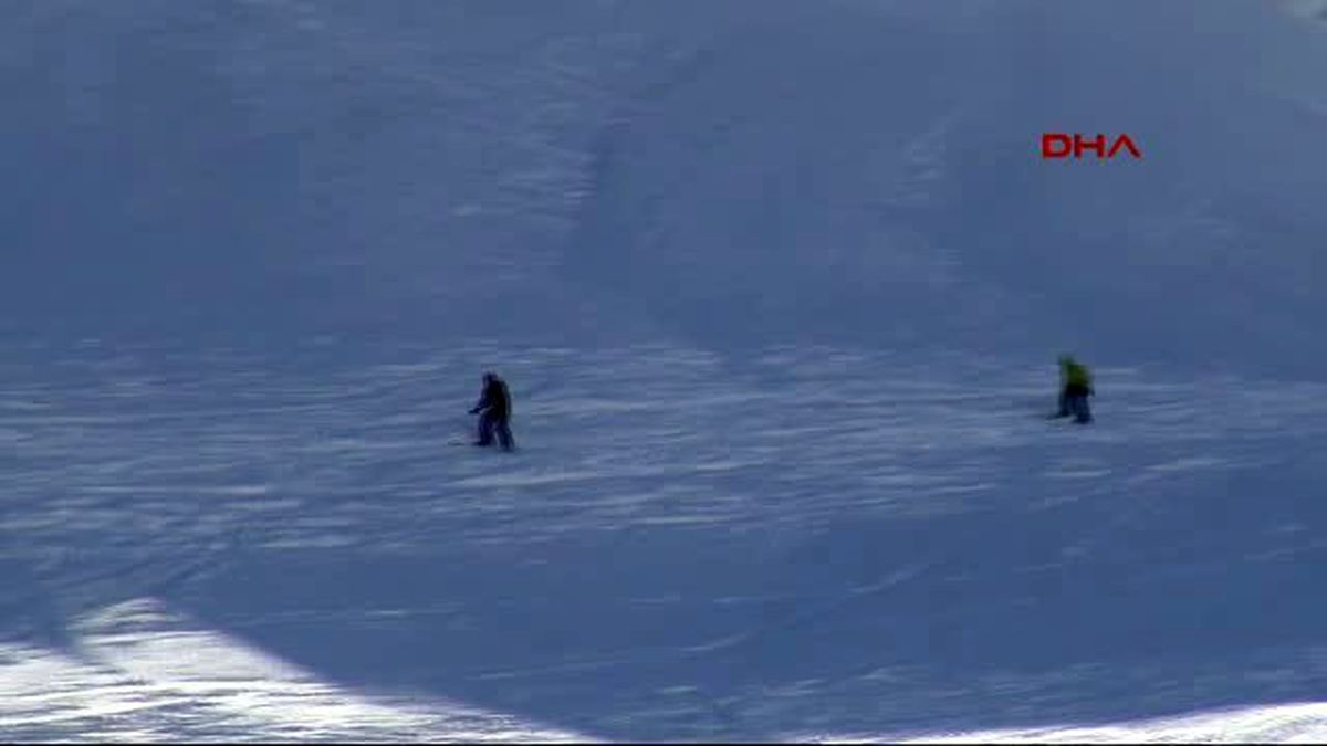 Hakkari'de 2 Bin 700 Rakımda Kayak Keyfi