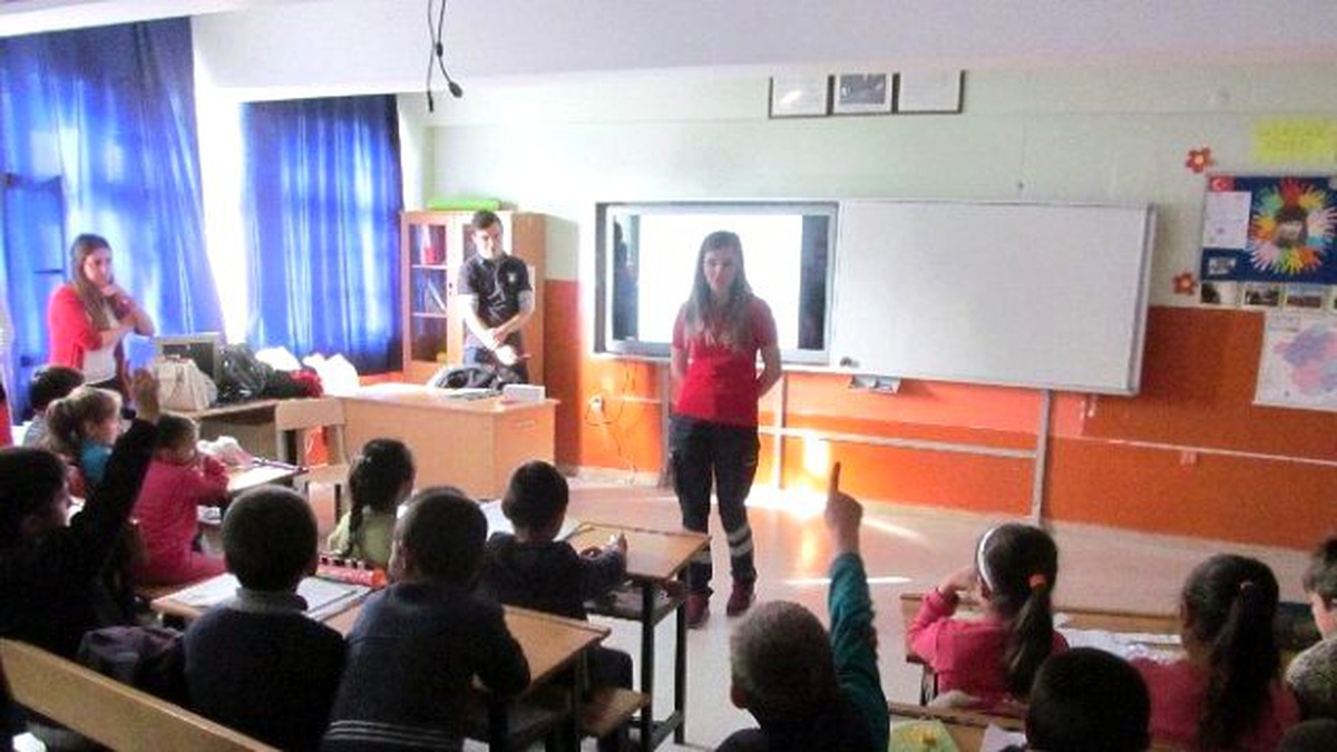 İlkokul Öğrencilerine Paramedik Mesleğini Anlattılar