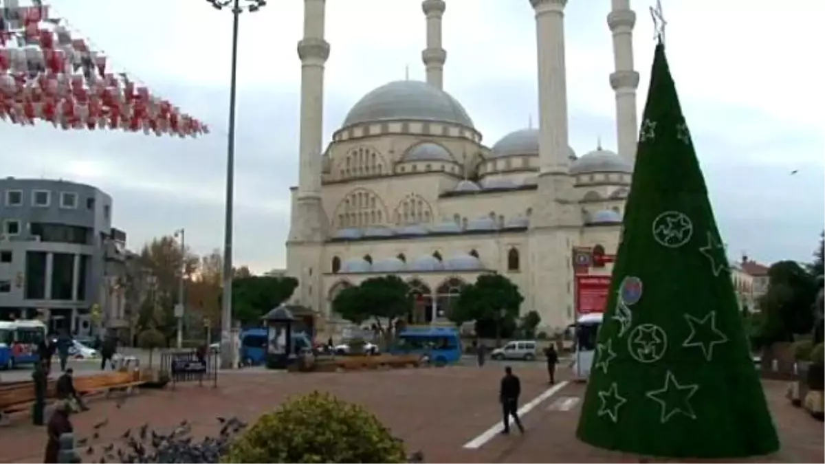 Maltepe\'de Yılbaşı Ağacı Tepkisi