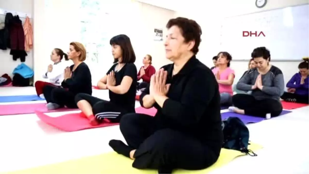 Mersin\'de Belediyeden Kadınlara Yoga Kursu