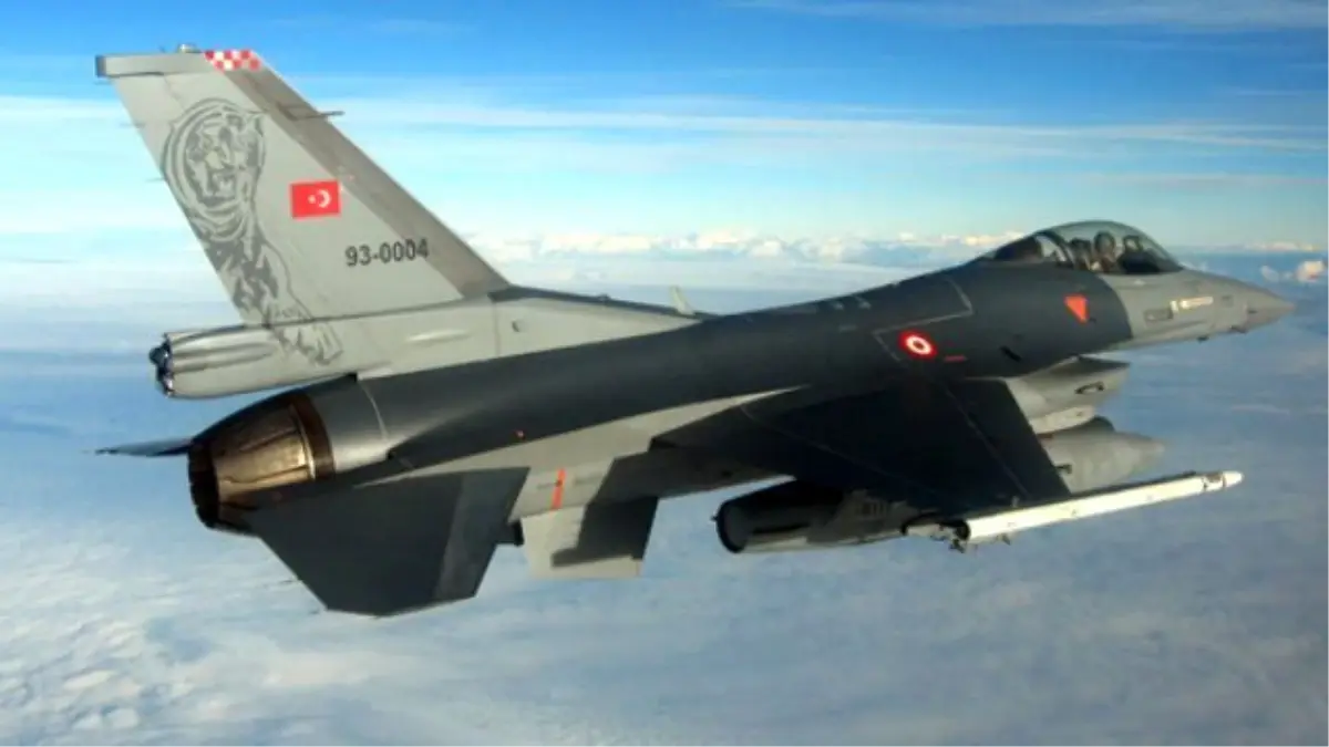 Türk F-16'ları Suriye Sınırı Boyunca Devriye Attı