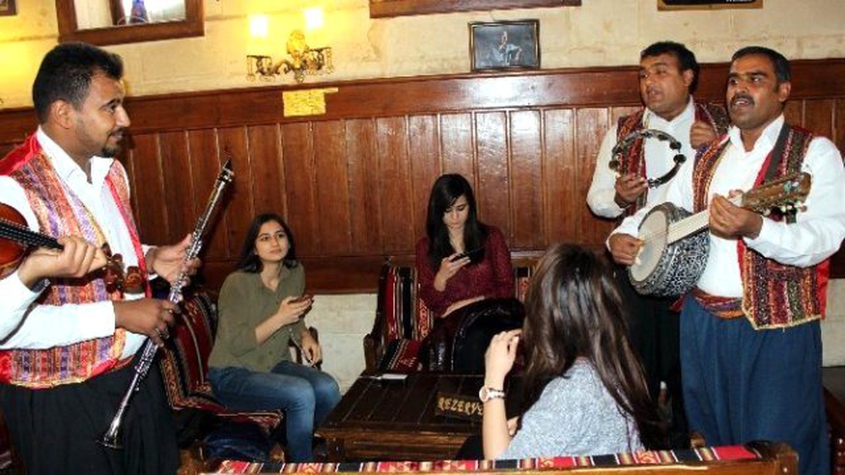 Tarihi Kahvehaneden Sıra Gecesi Gibi Davullu Zurnalı Eğlence