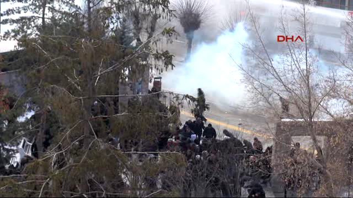 Van? da İzinsiz Yürüyüşe Polis Müdahalesi