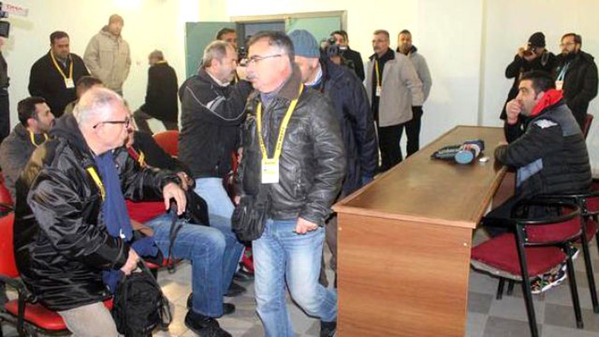 Basın Mensupları, Ümit Özat\'ı Protesto Etti