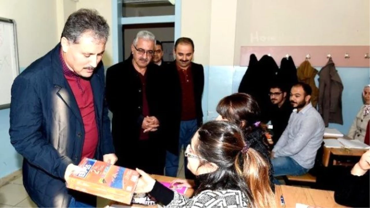 Başkan Çakır, Kursiyerlere Hazırlık Kitabı Dağıttı