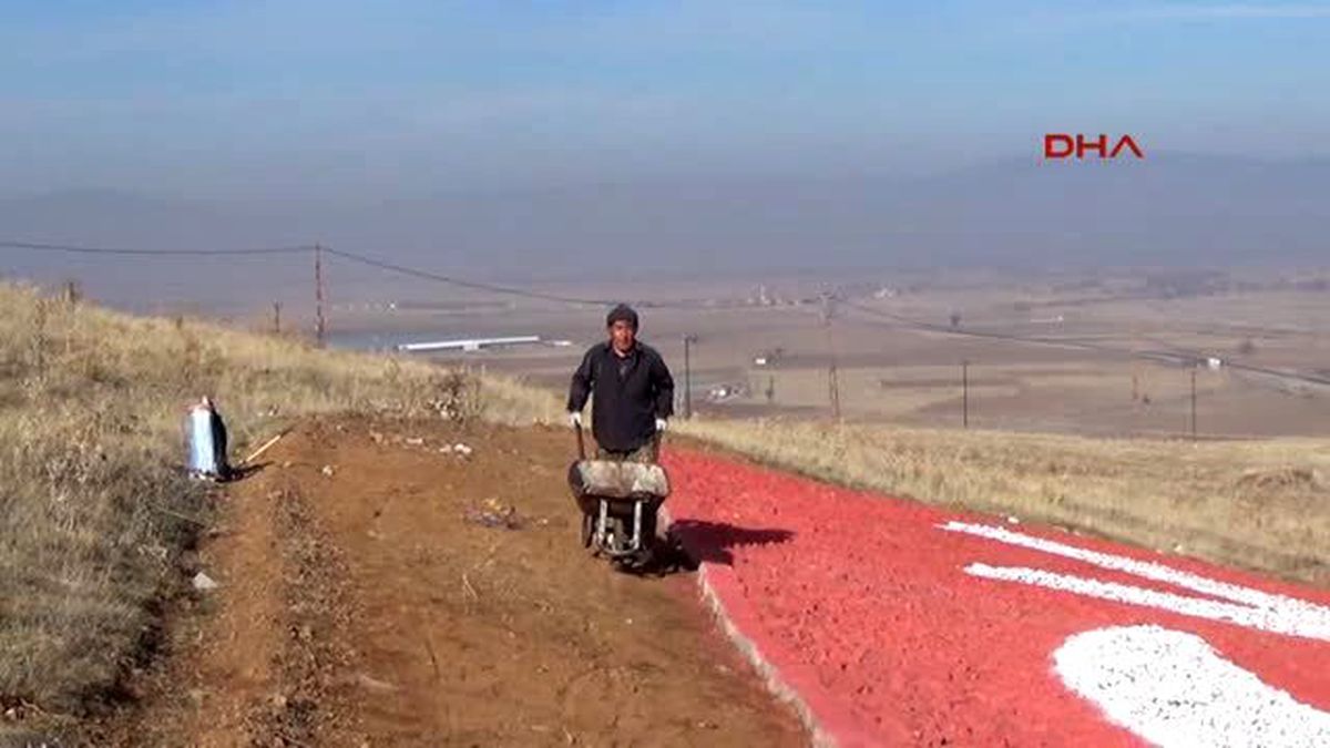 62 Yaşındaki Huzurevi Sakini, Çakıl Taşlarıyla Dev Türk Bayrağı Yaptı
