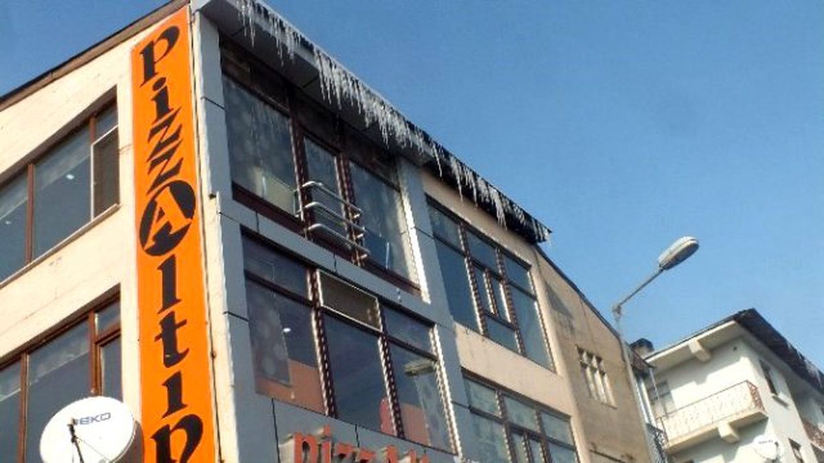 Çatılardan Sarkan Buzlar Tehlike Saçıyor