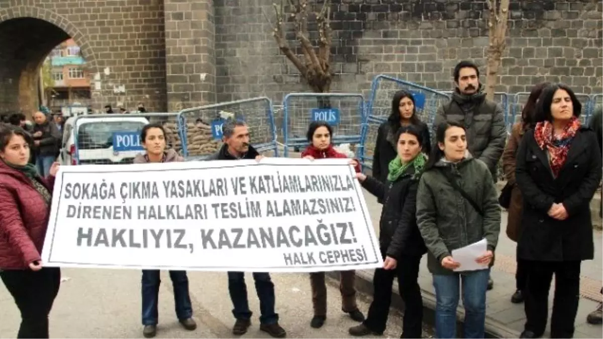 Diyarbakır\'da Operasyonları Protesto Eden Gruba Vatandaştan Tepki