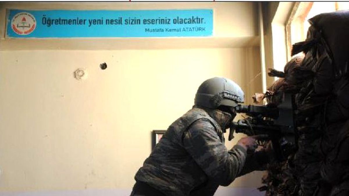 Diyarbakır Sur\'da Devam Eden Operasyonlardan Çarpıcı Kareler