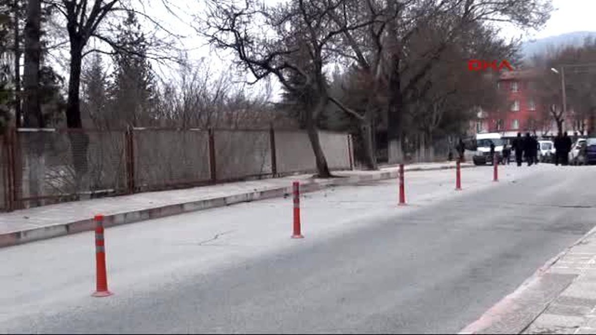 Emniyet Müdürlüğü Önündeki Şüpheli Çantadan Kadın Giysileri Çıktı