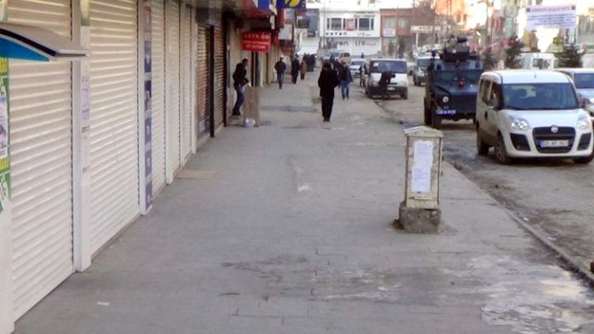 Hakkari\'de Kepenkler Açılmadı
