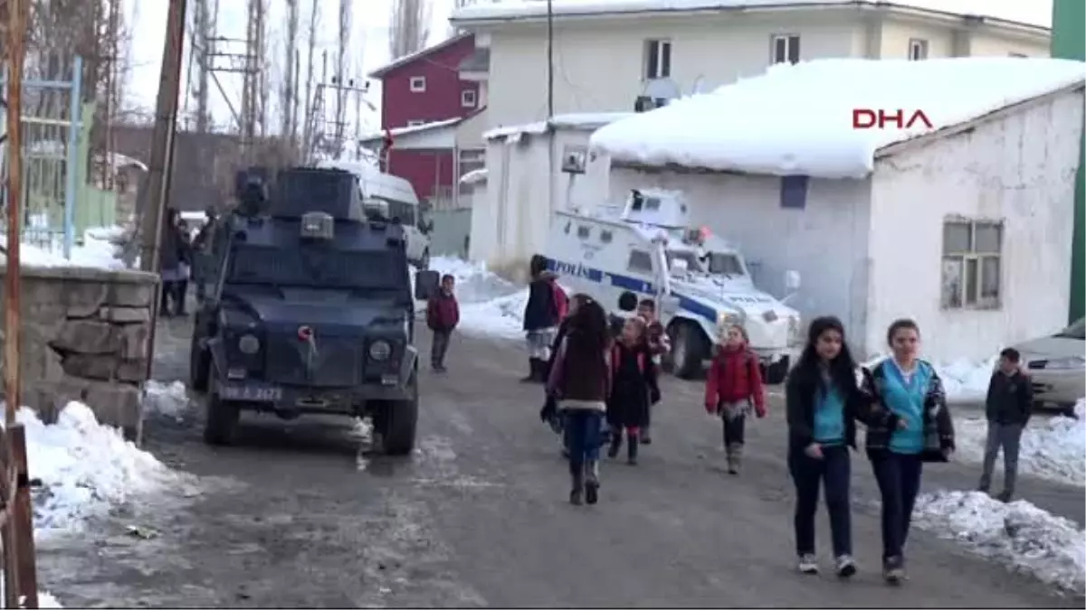 Hakkari?de Öğrenciler Okuldayken Molotof Atıldı