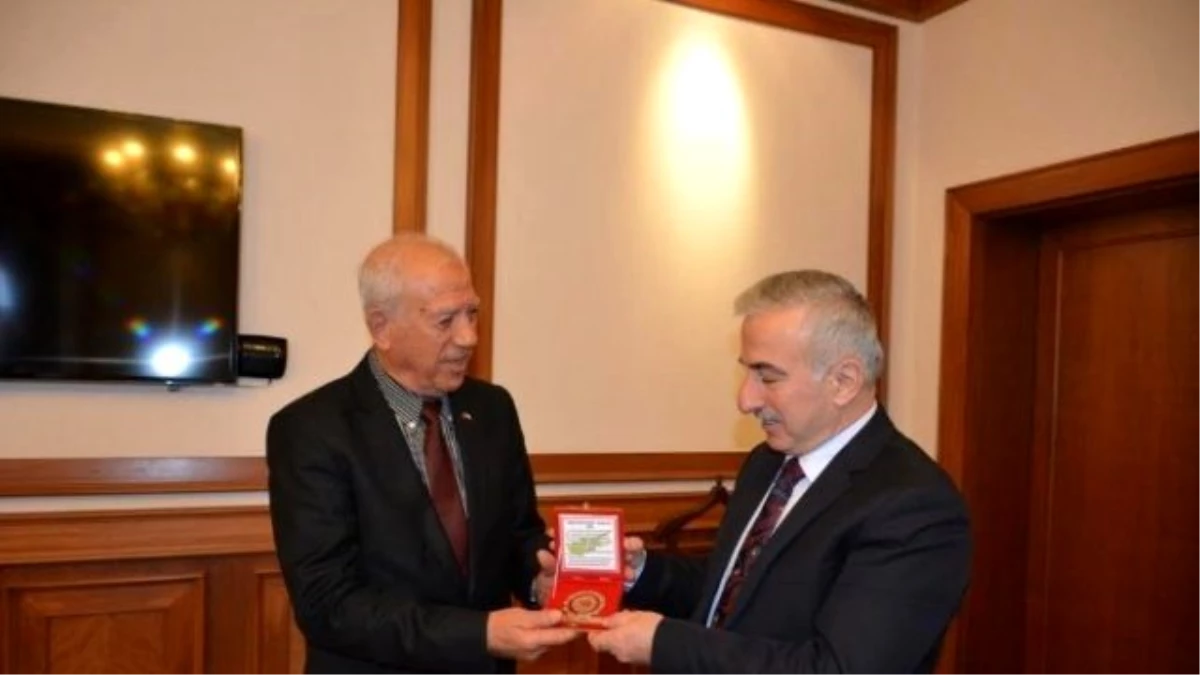 Kıbrıs Tmt Mücahitler Derneği Genel Başkanı Bora, Vali Kamçı\'yı Ziyaret Etti