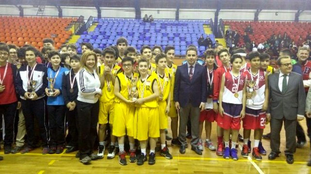 Kupa ve Ödüllerini Milletvekili İshak Gazel\'in Elinden Aldılar