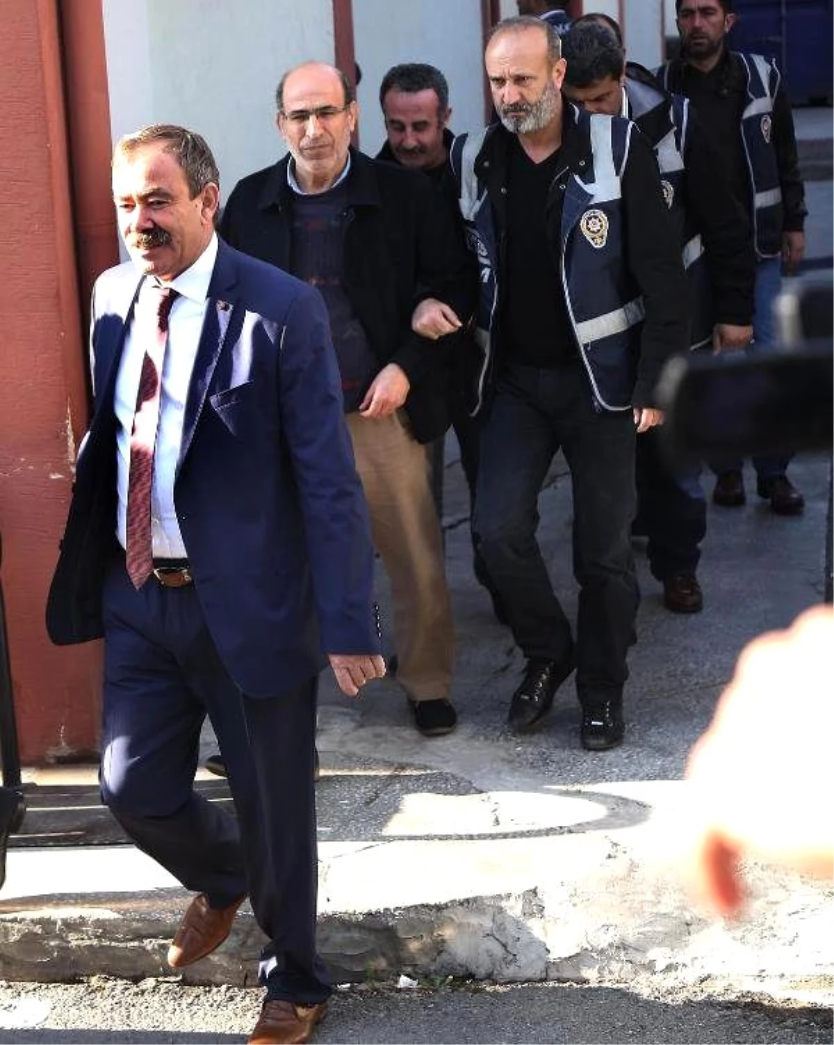 Mersin\'de Gözaltına Alınan Hdp\'li Başkan Adliyeye Sevk Edildi