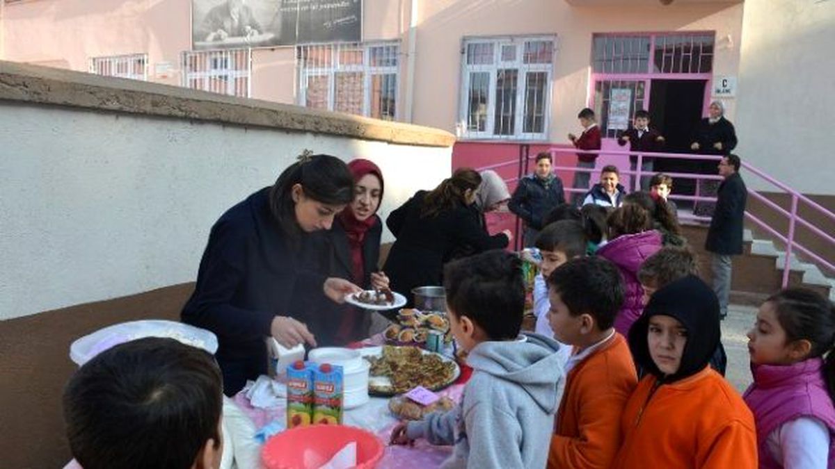 Minik Öğrencilerden Yetim Öğrenciler Yararına Kermes
