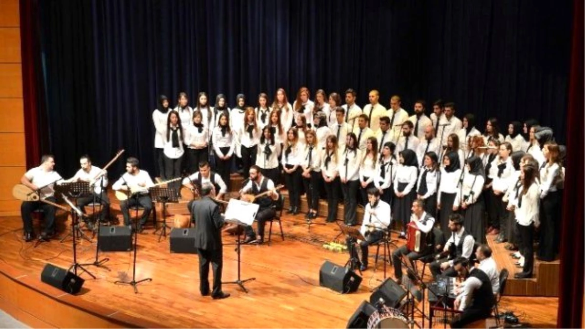 Öğrencilerden Oluşan Koro Türk Halk Müziği Seslendirdi