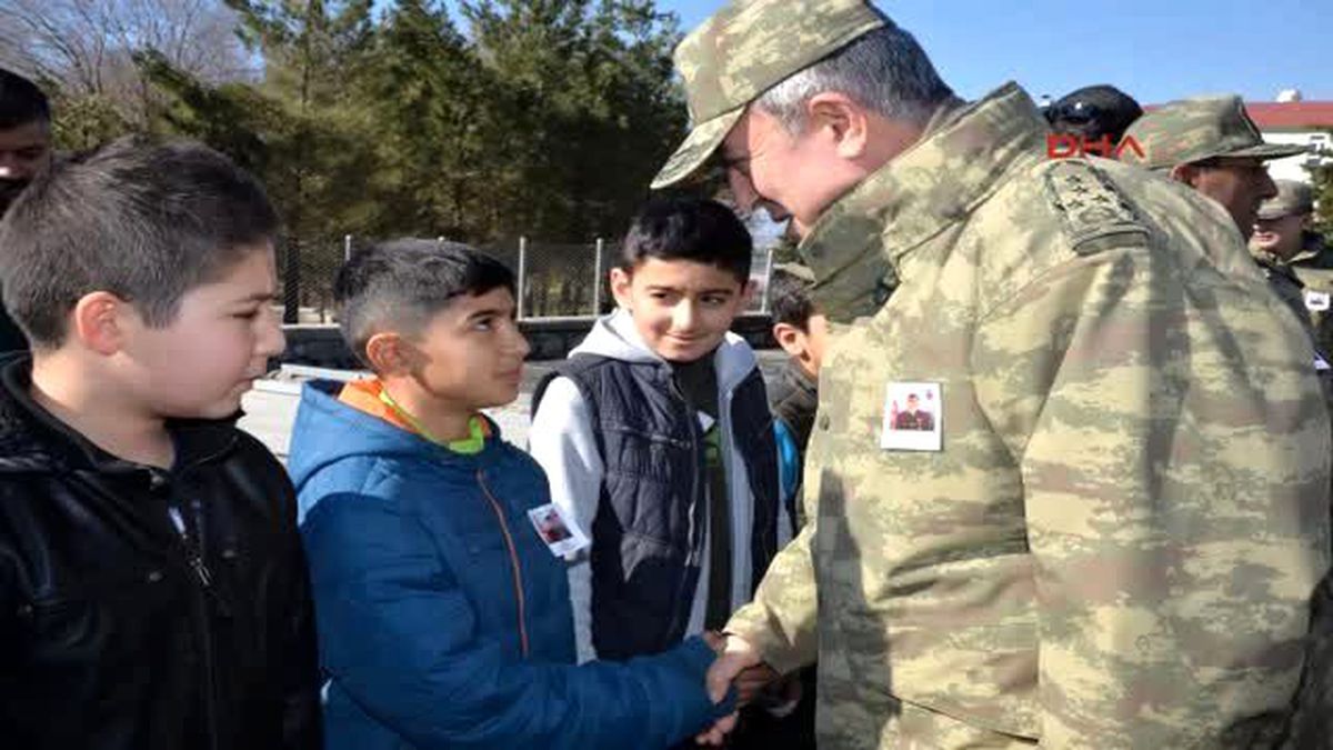 Orgeneral Akar, Operasyonlarda Görev Yapan Askerlerin Çocuklarıyla Sohbet Etti