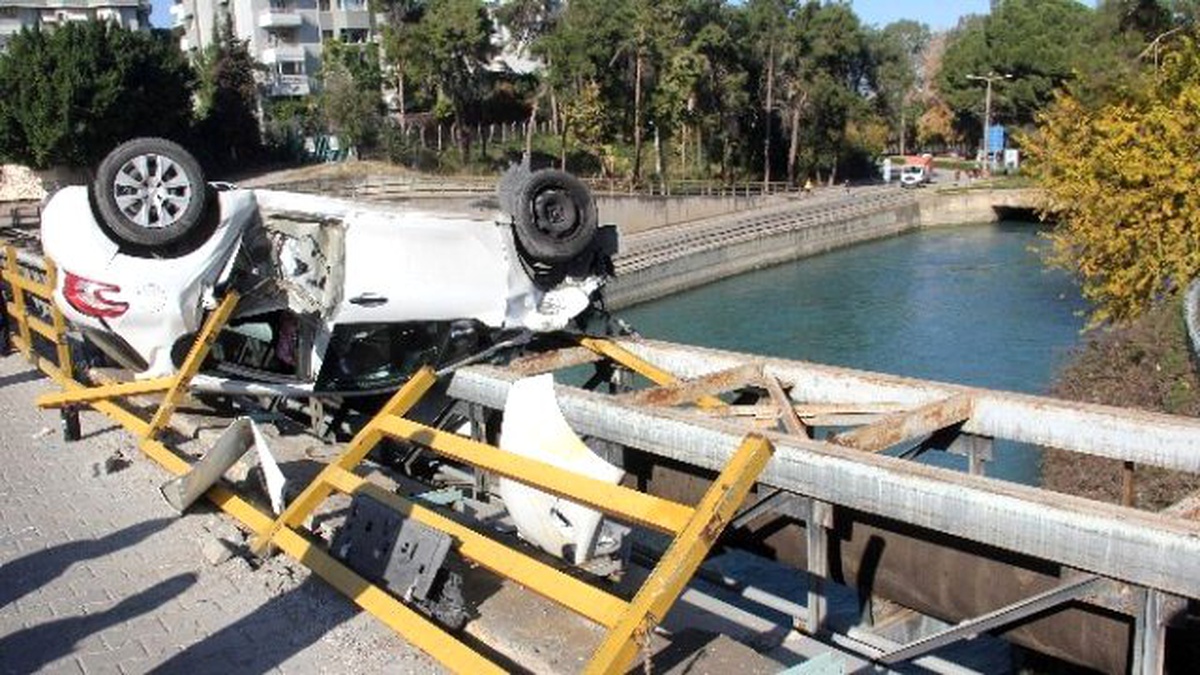 Otomobil, Sulama Kanalına Düşmeye Ramak Kala Durabildi