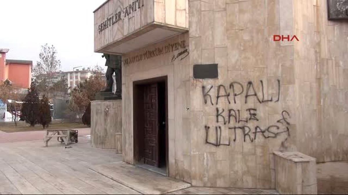 Şehitler Anıtı\'na \'Holigan\' Saldırısı Tepki Çekti