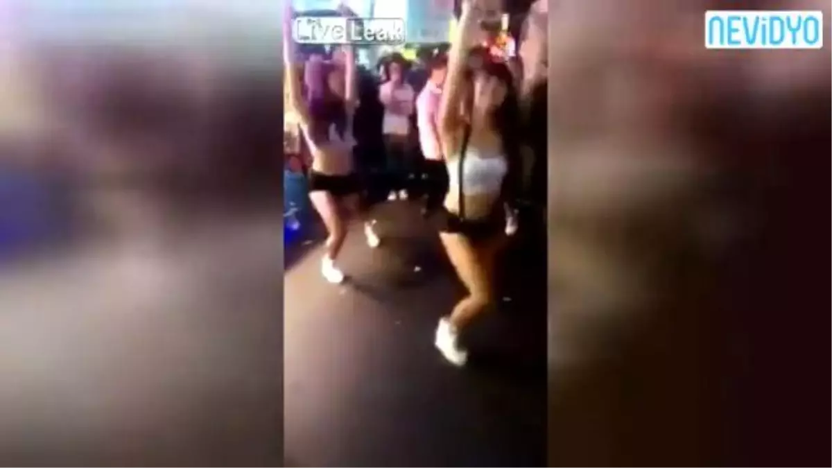 Seksi Dansçılar Çileden Çıkarttı!