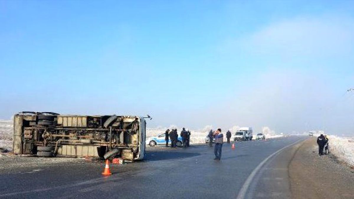 Servis Midibüsü Devrildi: 20 Yaralı