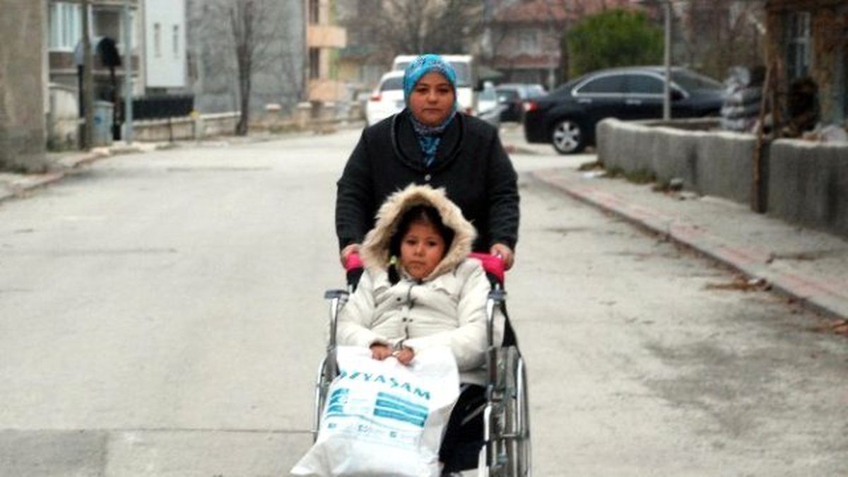 Şeydanur\'un Soğuk Havada Okul Yolculuğu