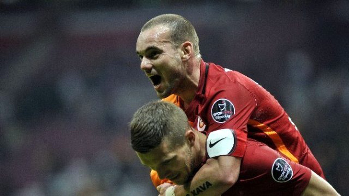 Sneıjder Hazırlıyor, Podolski Atıyor